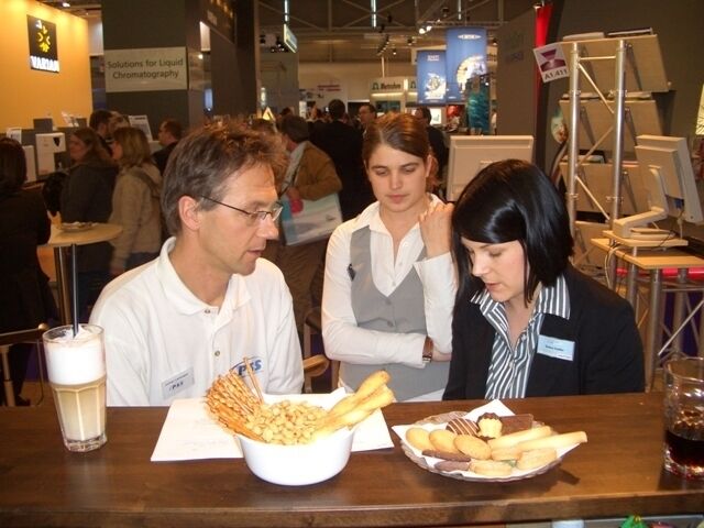 Jochen Leinweber, PSS, mit Katrin Lanzl und Barbara Schäffer, LaborPraxis  (Bild: LaborPraxis)