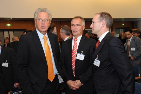 Gelöste Stimmung nach der Verleihung: ZDK-Vizepräsident Ulrich Fromme, Hans-Bahne Hansen, Mitglied der Geschäftsleitung der Mercedes-Benz Vertriebsorganisation Deutschland, und Wolfram Knobling, Direktor Service der Adam Opel GmbH. (Archiv: Vogel Business Media)
