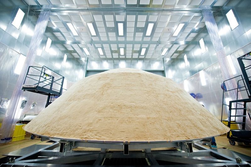 Mit ihrem Durchmesser von 4,50 m ist die Verbundstoffkapsel, die den Rover auf dem Flug zum Mars schützt, die größte Kapsel, die bei einer Marsmission je eingesetzt wurde. Die Kapsel ist mit einer Trägerkonstruktion und einem Hitzeschild versehen. (Bild: Trelleborg)