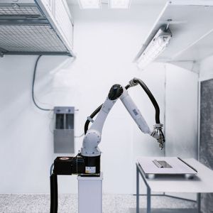 Der sechsachsige Kleinroboter Eco-RP 10 R1100 ist mit Applikationstechnik ausgestattet und ermöglicht das Lackieren von Gegenständen mit komplexen Geometrien.(Bild:  Dürr)