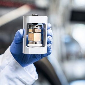 Mit einem innovativen Herstellungsprozess zur Batterie der Zukunft: PSI-Forscher zeigen in einer aktuellen Studie, wie sich Festkörperbatterien kostengünstig, effizient und langlebig produzieren lassen. Das Bild zeigt eine Testzelle, in der die am PSI entwickelte Festkörperbatterie hergestellt und getestet wird. (Bild:  PSI/Mahir Dzambegovic)