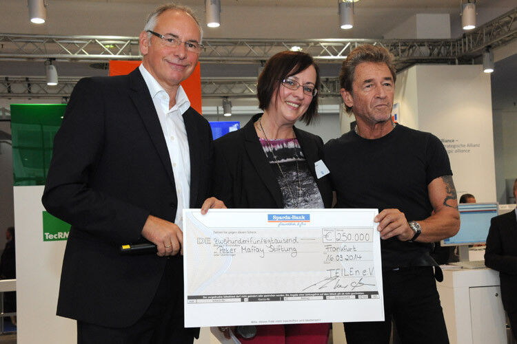 Der Freie Teilehandel unterstützt Kinder in Not: Peter Maffay nahm für seine Stiftung einen Scheck über 250.000 Euro von Teile(n) e.V. entgegen. (Foto: Schramböhmer)
