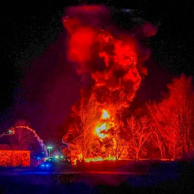 Meterhohe Flammen und eine massive Rauchentwicklung prägten den Großbrand eines Reifenlagers im Karlsruher Stadtteil Nordstadt.  (Bild: Einsatz-Report24)