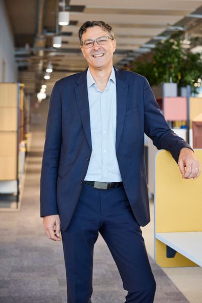 Laurent Mulley (55) leitet seit 2023 als Chief Sales Officer die globale Vertriebs- und  Serviceorganisation von Endress+Hauser. Der studierte Physiker mit zusätzlicher Ausbildung  in Marketing und Vertrieb stieß 2012 zum Unternehmen und übernahm 2016 die  Geschäftsführung von Endress+Hauser Frankreich.   (Bild: andreas mader_fotografie / E+H)