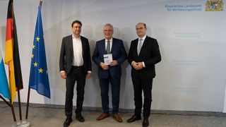 Innenminister Joachim Herrmann (M.) stellt gemeinsam mit Finanzminister Albert Füracker (r.) und Justizminister Georg Eisenreich (l.) neue Räumlichkeiten und den Cyberlagebericht 2022 vor (© Bayerisches Innenministerium)