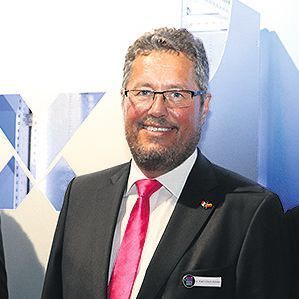 Dr. Karl-Ulrich Köhler, Vorsitzender der Geschäftsführung bei Rittal, erläutert die Vorteile des neuen Großschaltschrank VX 25 vor, der nach und nach den Typ TS 8 ersetzen soll.  (Reinhold Schäfer)