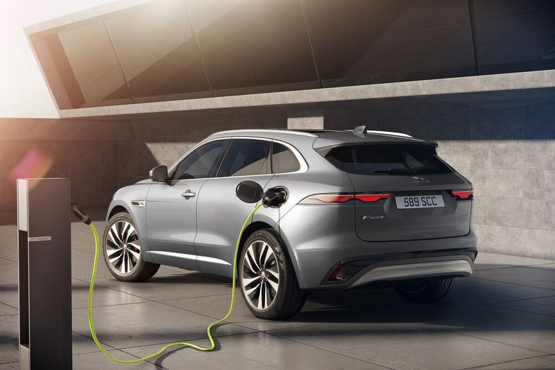 Künftig kann der F-Pace auch rein elektrisch fahren. Die Version P400e schafft mit vollem Akku rund 60 emissionsfreie Kilometer. (Bild: Jaguar)