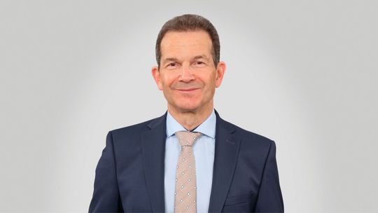 Bernd Hermeler ist CEO der Cemecon AG. Er studierte Maschinenbau an der RWTH Aachen – jener Universität, aus der das Unternehmen vor 40 Jahren als Spin-off hervorging. Hermeler verantwortet heute die globale Ausrichtung des Beschichtungsspezialisten, der mit Niederlassungen in Europa, den USA, China, Japan und Indien als technologischer Weltmarktführer in der Beschichtung von Zerspanwerkzeugen gilt.(Bild:  Cemecon AG)