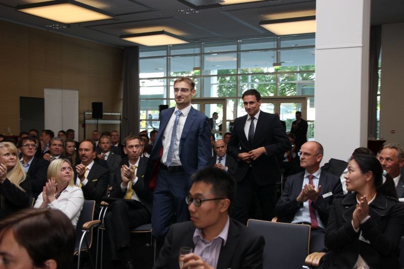 Die Gewinner von KSB auf dem Weg zur Bühne. (Bild: Schäffner/PROCESS)