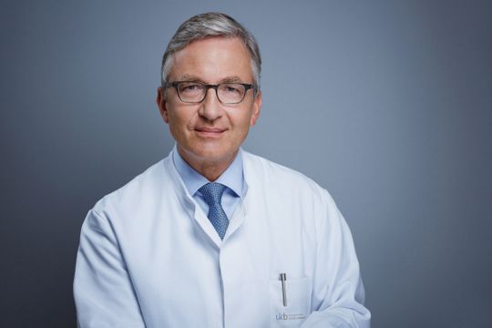 Professor Frank G. Holz von der Uniklinik Bonn war führend an der Entwicklung eines Mikrochips zur Wiederherstellung zentralen Sehvermögens bei fortgeschrittener Makuladegeneration beteiligt.(Bild:  Intuitive Fotografie Köln)