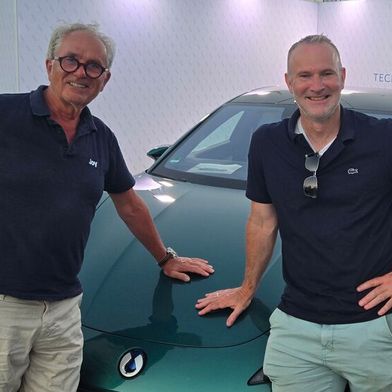 Burkhard Weller (li.), geschäftsführender Gesellschafter der Weller Holding, freut sich auf die Zusammenarbeit mit Klaus Hartmann, Regional Sales Director bei Denza. (Bild: Denza)