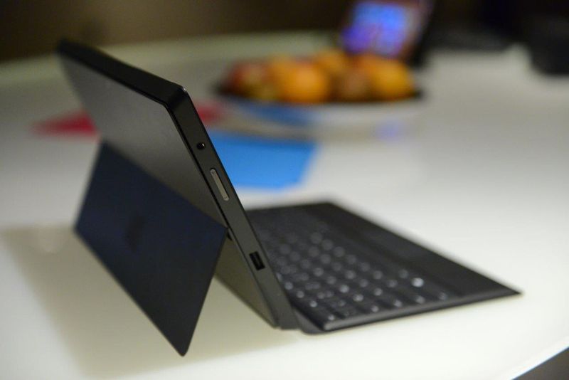Aufsteller und Profitastatur des Surface Pro sind Ton in Ton gehalten. (Bild: Microsoft)