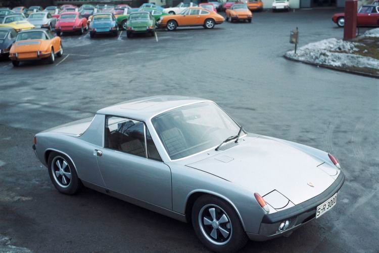 Der Porsche 914/8 besaß den Achtzylinder-Motor des Porsche 908/3 (luftgekühlter 3,0-Liter-Boxermotor) und wurde nur zweimal gebaut: Das erste Exemplar war ein 220 kW (300 PS) starkes Versuchsfahrzeug für Ferdinand Piëch. Der andere 914/8 war ein Geschenk für Ferry Porsche zu seinem sechzigsten Geburtstag. Diese 192 kW (260 PS) starke Ausführung war silbern, hatte eine Straßenzulassung und sah dem Serienmodell sehr ähnlich.  (Porsche)