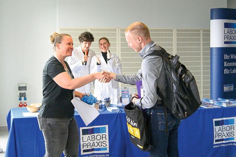 Ein Highlight zum Schluss jeder LAB-SUPPLY ist das Gewinnspiel. Auch in Chemnitz wurde unter den noch anwesenden Besuchern (die den Gewinnspielschein ausgefüllt hatten) der Hauptgewinn verlost, plus die nicht weniger begehrten  „Trostpreise“, s. nächstes Bild.   Mehr Infos zu den kommenden LAB-SUPPLY-Messen finden Sie auf www.lab-supply.info (Bild: Stefan Stark)