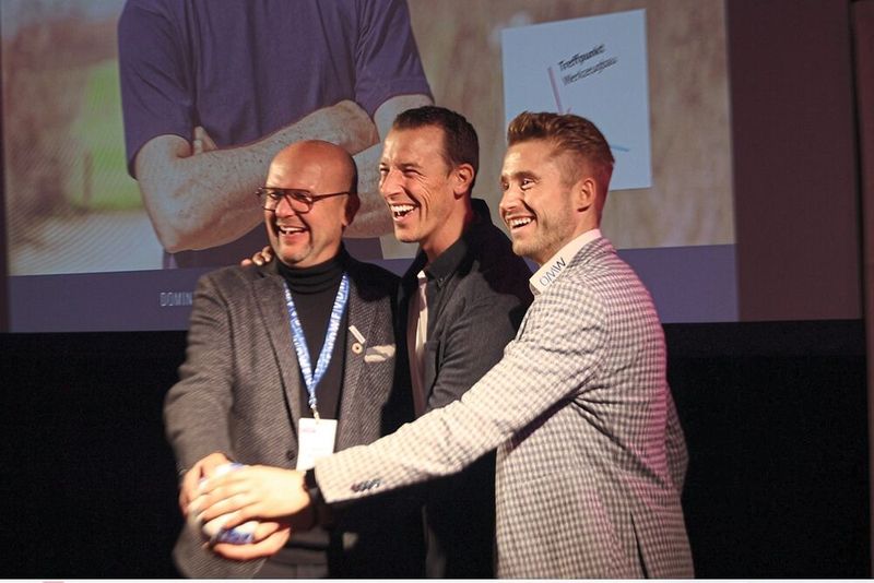 Drei Vorbilder auf dem Weg zum Erfolg: Mit Handball-Weltmeister Dominik Klein (Mitte) auf der Bühne sind die Gastgeber des Events  - Martin Burwinkel (links), Geschäftsführer des Burwinkel Kunststoffwerks, und Dennis Pieper, Geschäftsführer des OM Werkzeugbaus.(Bild:  Maschinenmarkt/rw)