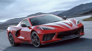 Zum ersten Mal ist der Motor nicht mehr vor den Insassen montiert, sondern genau wie bei Ferrari, Lamborghini oder McLaren direkt dahinter (Bild: Chevrolet)