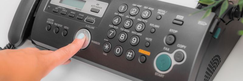 Das Fax ist immer noch beliebt – vor allem bei Behörden-Kommunikation. Bitkom-Experten empfehlen, zumindest auf digitale Fax-Geräte umzusteigen.(Bild:  fotofabrika - stock.adobe.com)