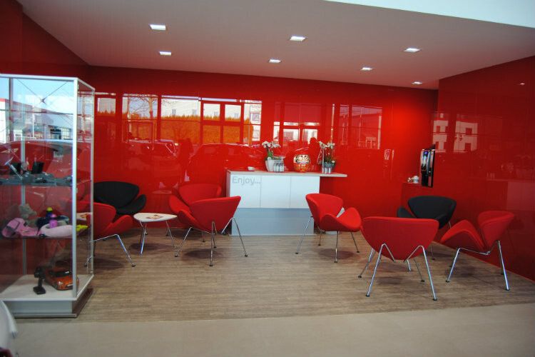 Auch bei Toyota leitet mitunter Rot durchs Programm. Drei CI-Varianten, ... (Foto: Toyota)