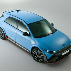 Die Lackierung in „Performance Blue Matte“ steht dem Ioniq 5 N besonders gut.(Bild:  Hyundai)