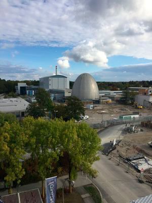 Blick auf das Atom-Ei: Der Garchinger Forschungsreaktor war von der Bel Etage der Tagungsstätte gut zu sehen. (Bild: Johann Wiesböck)
