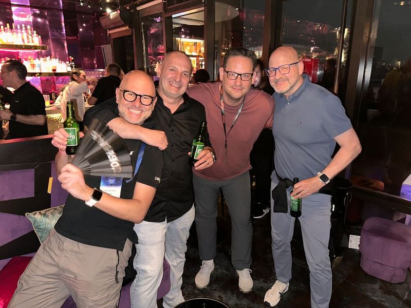 Endlich mal wieder zusamen feiern, (v. l.) Maciej Wieczorek (ZOTAC), Ex-Kollege Jean-Francois Ponce, Frank Seifert (ADATA) und Horst Günther (ZOTAC) (Bild: Vogel IT-Medien)