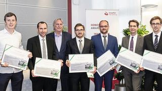 Sechs Nachwuchswissenschaftler wurden mit dem Innovation Award 2017 der Schaeffler FAG Stiftung für ihre herausragenden Arbeiten ausgezeichnet. Von links: Dr. Stefan Spindler, B.Sc. Felix Ballendat, Dr.-Ing. Christian Schadow, Prof. Dr.-Ing. Peter Gutzmer, M.Sc. Tobias Schirra, Dr.-Ing. Yves Gemeinder, Dr.-Ing. Timo Kiekbusch, M.Sc. Michael Jüttner und Andreas Hamann. (Schaeffler)