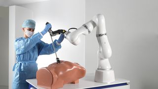 Die fünf Finalteams haben bis zur Medizinmesse Medica im November Zeit, ihre Konzepte zu realisieren. Dafür bekommen sie einen sensitiven Kuka-Leichtbauroboter LBR Med zur Verfügung gestellt. (Kuka)