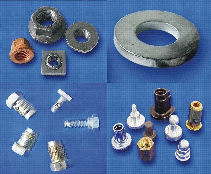 Ein Auswahl an handelbaren Massenartikeln aus Kunststoff und Metall  (Bild: Gefra)