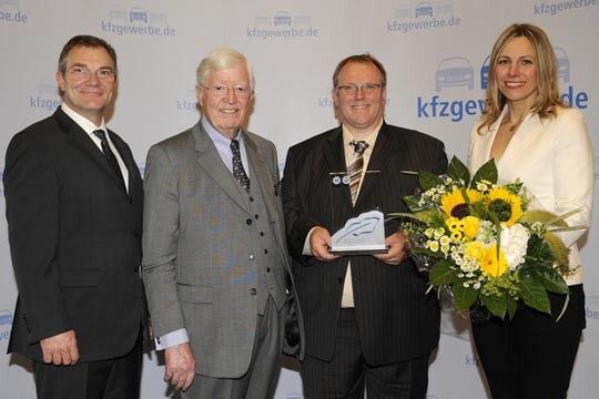 Carsten Sammrei (2.v.r.), Obermeister der Kfz-Innung Bochum, hat für die Aktion „Safety-Cars für Safety-Kids“ das bundesweit 1000. Bobbycar medienwirksam an eine Kita übergeben. Den 