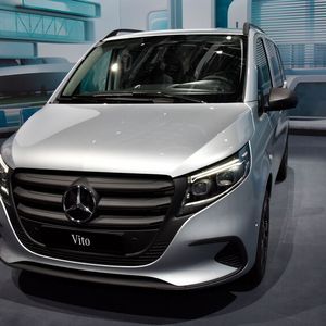 Auch der gewerblich positionierte Vito hat künftig das Infotainmentsystem MBUX serienmäßig an Bord.(Bild:  Simon – VCG)