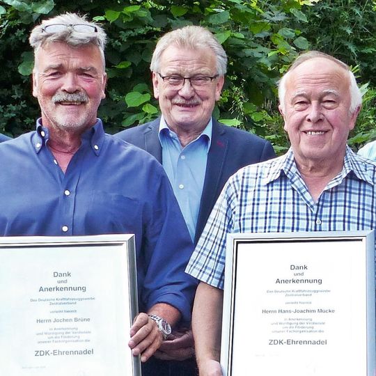 Ausgezeichnet mit der ZDK-Ehrennadel in Bronze: (v.li.) Jochen Brüne, Obermeister Rudi Hupfeld und Joachim Mücke.(Bild:  Scholz)