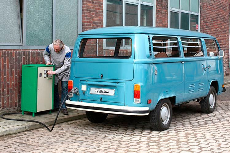 Optisch ist der E-Bus nur ganz bedingt als solcher zu erkennen. Verräterisch sind die Belüftungsschlitze im unteren Bereich der Schiebetüren.  (Bild: Volkswagen AG)