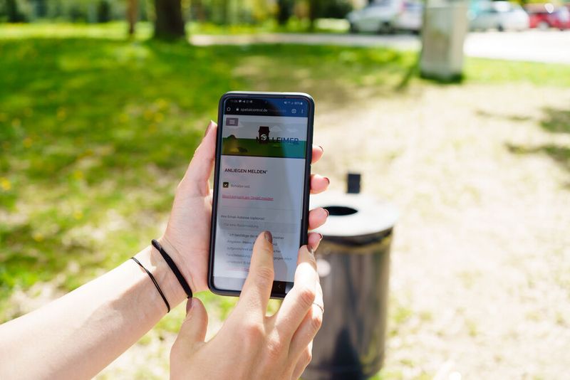 Schäden schnell vor Ort melden (© EineStadt )