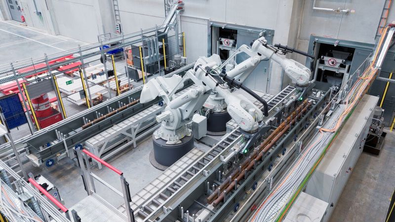 Die neue Sägeanlage bei Liebherr Components bietet zwei Sägeplätze, die von zwei ABB-6-Achs-Robotern vom Typ IRB 8700 bedient werden. Diese können bis zu 1,2 Tonnen Gewicht heben und sich je nach Gewicht und Größe der Rohre einzeln oder koordiniert im sogenannten Multimove-Modus bewegen.  (Bild: ABB Robotics)