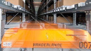 Sieben Adapto-Lifte und 25 Adapto-Shuttles (Bild) sind für die Ein- und Auslagerung bei ifm mit einer intelligenten Stromüberwachung ausgestattet. (Bild: Vanderlande)