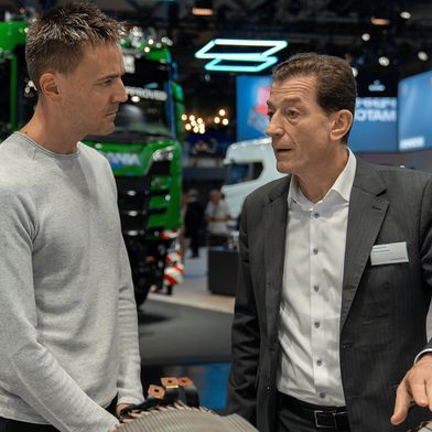 Stefan Demmerke (r.), Technikchef des Zulieferers Borg Warner, im Gespräch bei der IAA Transportation mit Thomas Günnel, Redakteur der Fachmedienmarke Automobil Industrie. (Bild: Borg Warner)