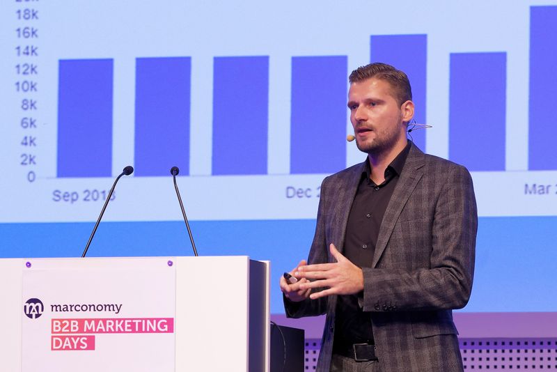 Mike Kleinemaß, thyssenkrupp Industrial Solutions AG  Zu wenig Reichweite auf ein bestimmtes Produktthema, das war die Herausforderung für thyssenkrupp als es darum ging das Water Jet Cutting (Hochdruckpumpen zum Wasserstrahlschneiden) zu bewerben. Deshalb wurde eine neue Microsite geschaffen, die es durch die richtige SEO-Optimierung schafft, viele Leads zu generieren und die Sichtbarkeit in Google massiv zu steigern. Mike Kleinemaß gibt den Teilnehmern mit: „Das Rennen endet nie. Bei SEO muss man kontinuierlich dran bleiben.“  (marconomy © Andreas Burkhardt )