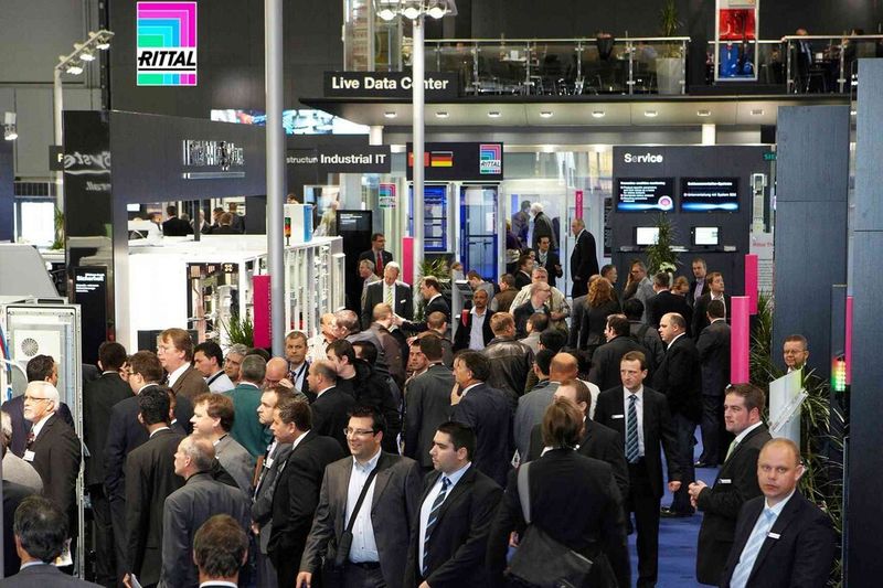 „Unsere Kompetenz. Ihr Nutzen.“ – unter diesem Motto präsentiert Rittal auf der Hannover Messe den Mehrwert seines Systemprogramms für Kunden aus Industrie und IT. Produkt-Highlight ist die Vorstellung der komplett neuen Kühlgeräte-Generation Blue e+, die derzeit wirtschaftlichste Kühlgeräteserie der Welt. (Bild: Rittal)