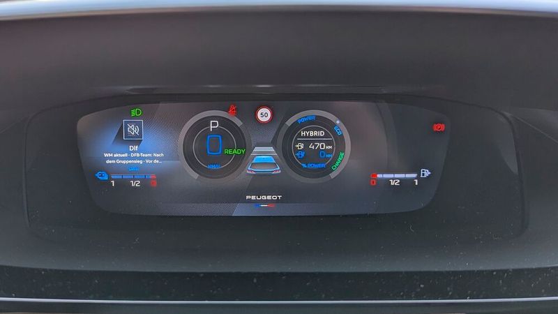 Die Instrumente sind hoch und relativ weit vorn angeordnet – der Ablesbarkeit hilft das nicht unbedingt. Ein Head-up-Display spart sich Peugeot. Störend fanden wir, dass sich der Bordcomputer mit Fahrstrecken- und Verbrauchswert nicht dauerhaft einblenden lässt. (Bild: Rosenow – VCG)