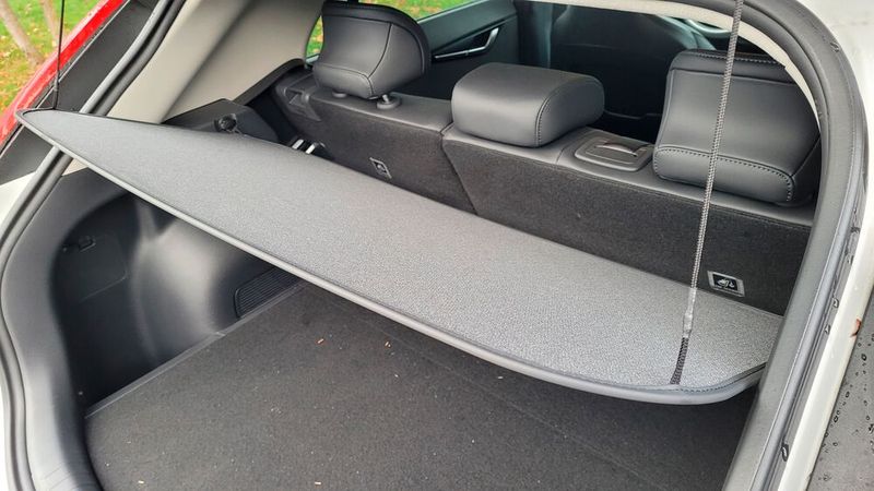 9. Die Kofferraumabdeckung: Sie ist nur ein leichtes Stück Stoff, das von einem Rahmen in Form gehalten wird.  (Bild: Wehner - Vogel Communications Group)