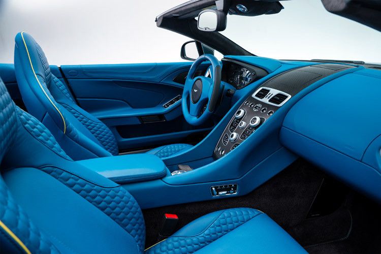 Die Serienausstattung ist mit Leder, einer Audioanlage von Bang & Olufsen und einem Internethotspot bereits luxuriös... (Foto: Aston Martin)