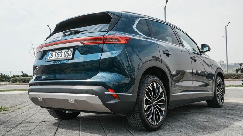 Das Heckdesign lehnt sich an die Optik der Konkurrenten an. (Bild: SP-X/Benjamin Bessinger)