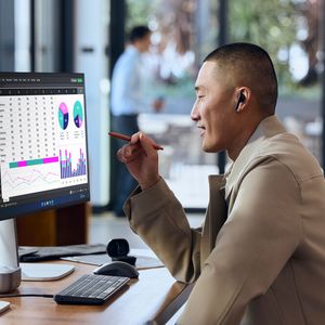 Beim Business-PC EliteBoard G1a ist der Rechner im Keyboard integriert. Eingesetzt werden Ryzen-AI-300-Prozessoren von AMD, bis zu 64 GB RAM und eine bis zu zwei TB große SSD.(Bild:  HP)