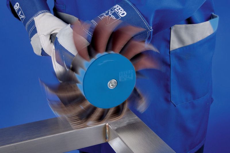 Einfaches Wiederherstellen von Strichbildern auf Edelstahlprofilen. (Bild: Pferd)