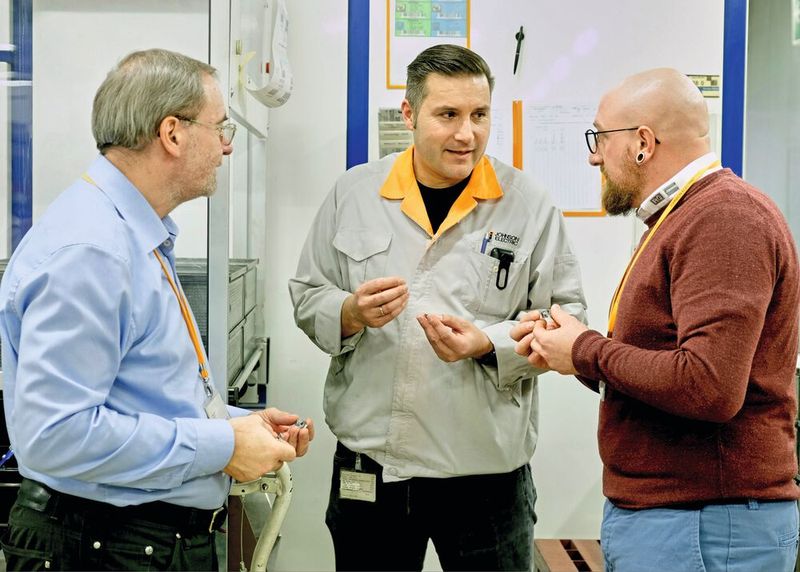 Dreifach-Kompetenz für einen perfekten Entfettungsprozess (v. r.): Außendienst Manuel Huihui von Richard Geiss, José Landeira, Metal Part Manager bei der Johnson Electric, und Bruno Wysser, Verkauf und Beratung bei Thommen-Furler. (Bild: Richard Geiss GmbH)