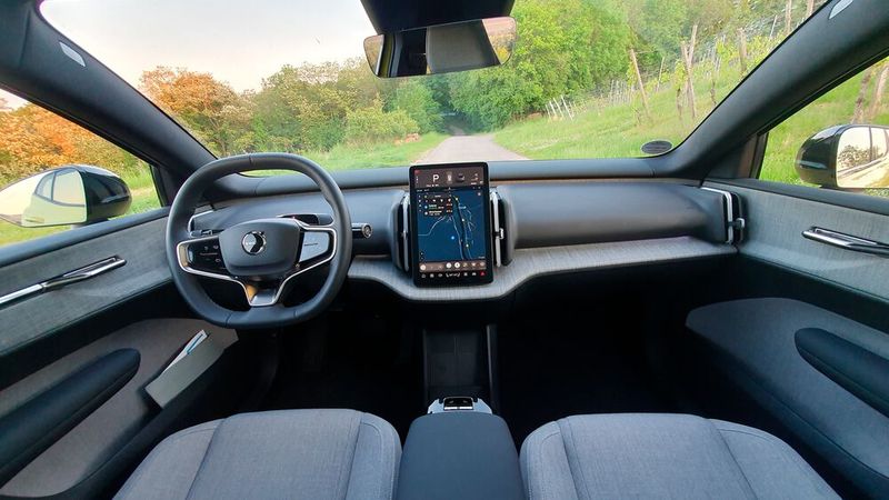 5. Das Interieur: Noch reduzierter geht nicht. Im Innenraum des EX30 hat Volvo mit Ausnahme von einer Hand voll Taster an der Armlehne und am Lenkrad komplett auf klassische Bedienelemente verzichtet. Sämtliche Funktionen werden über den zentralen Touchscreen im Tabletformat gesteuert. (Bild: Mauritz – VCG)