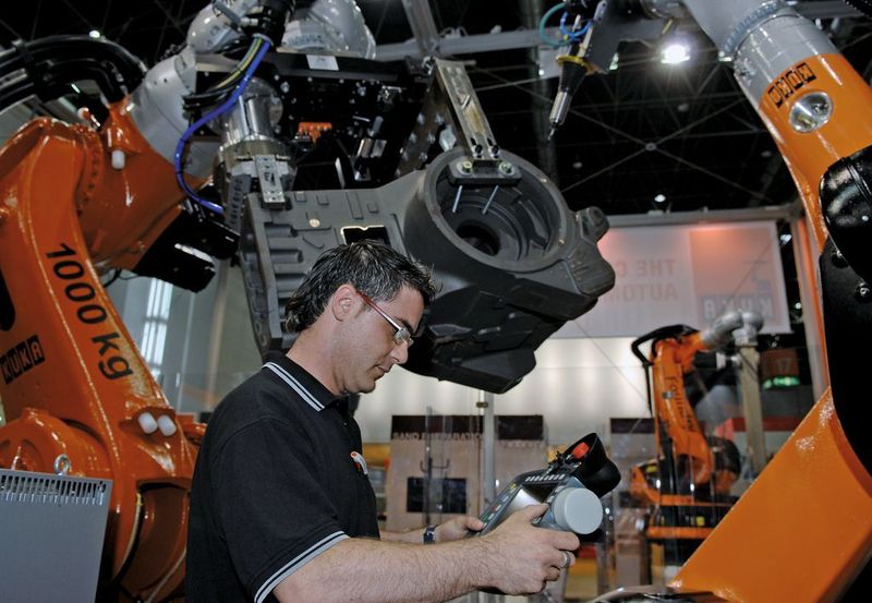 Auf der Gifa 2007 vorgestellt: Der Industrieroboter von Kuka kann bei einer Reichweite von 3,2 Metern bis zu eine Tonne schwere Gussteile heben.  (Bild: Rene Tillmann, Messe Düsseldorf)