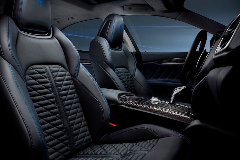 Im Innenraum stimmen blaue Ziernähte die Gäste auf den alternativen Antrieb ein. (Bild: Maserati)