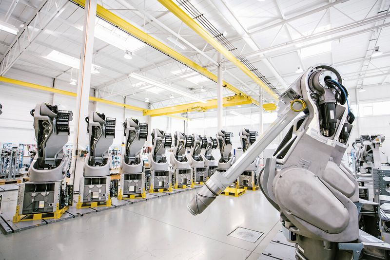 Bild 1: Lackierroboter für die Automobilindustrie müssen besonders robust sein. Vor allem ihre hohe Flexibilität stellt enorme Anforderungen an die Kabel und Leitungen. (Bild: Dürr)