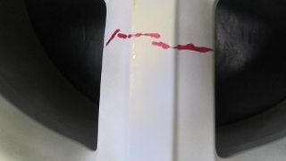 Der Farbeindringversuch beim TÜV Süd zeigt die gebrochene Speiche einer mit Wärme behandelten Felge. (Foto: TÜV Süd)